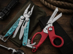 Multitool Leatherman Signal i nożyce Raptor Response ułożone na wyposażeniu survivalowym.