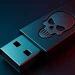 Zbliżenie na USB Killer, fotografia utrzymana jest w ciemnych kolorach. Na urządzeniu przypominającym pendrive widoczna jest czaszka.