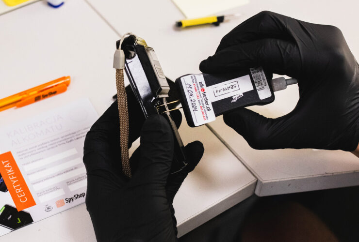 Na zdjęciu został przedstawiony proces kalibracji alkomatów w serwisie SpyShop w Wrocławiu