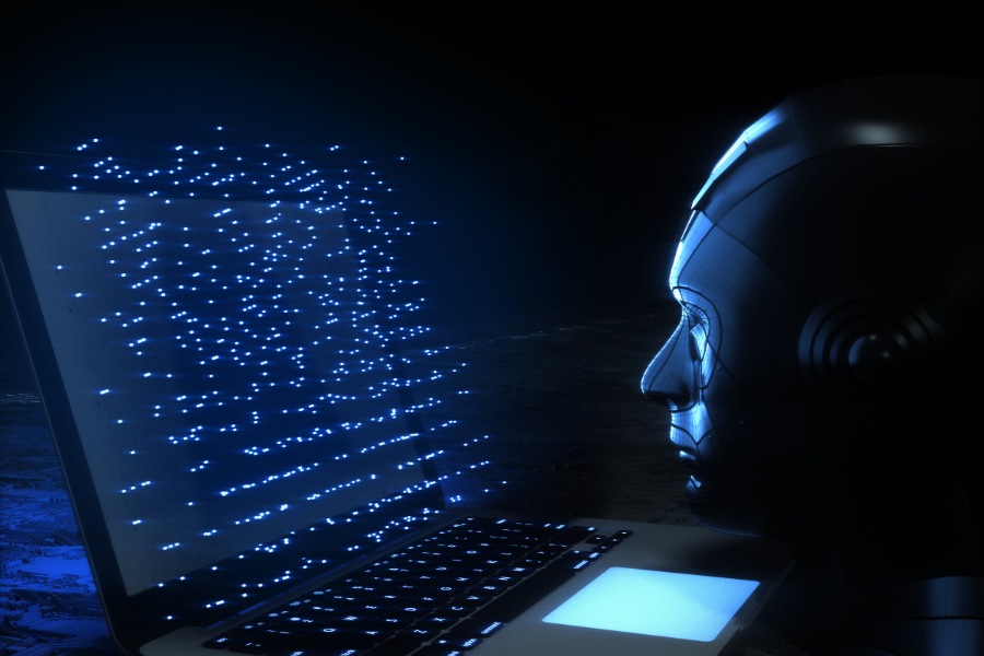 Czarne tło, humanoidalny robot patrzy na laptop emitujący niebieskie punkty świetlne symbolizujące analizę danych przez sztuczną inteligencję.