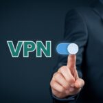 Ilustracja przedstawiająca włącznik VPN, nawiązująca do artykułu: Darmowe VPN — testy i recenzje.