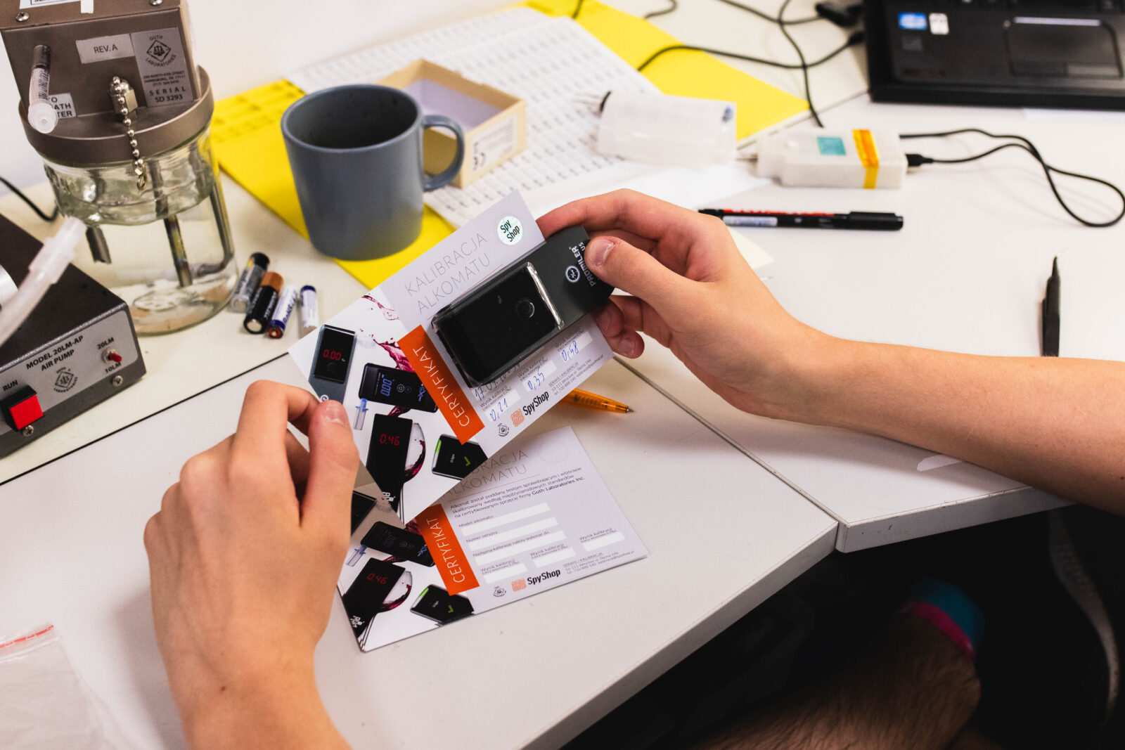 Na zdjęciu kalibracja elektrochemicznego alkomatu AL-8000 Plus od Sentech