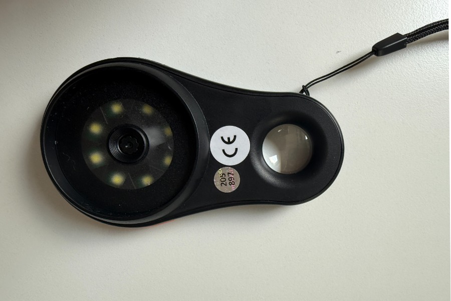 Tylna część lupy cyfrowej Inskam 370, widoczne diody LED, obiektyw oraz tradycyjna lupa.