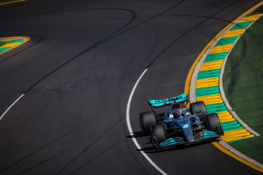 George Russell podczas GP Australii 2022 w bolidzie Mercedes W13.