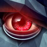 Zbliżenie na czerwone, cybernetyczne oko ukryte pod ciemną, dużą brwią. Technologiczna siatkówka przypomina obwody elektroniczne.