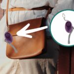 Damska skórzana torebka z przyczepionym mini alarmem osobistym. W mniejszej ilustracji zbliżenie na urządzenie.