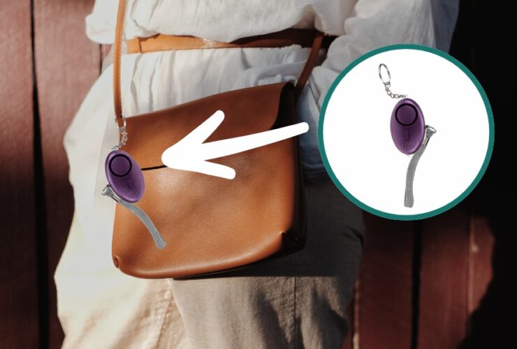 Damska skórzana torebka z przyczepionym mini alarmem osobistym. W mniejszej ilustracji zbliżenie na urządzenie.