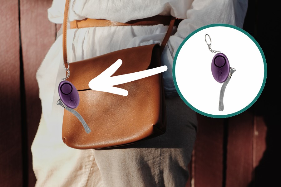 Damska skórzana torebka z przyczepionym mini alarmem osobistym. W mniejszej ilustracji zbliżenie na urządzenie.