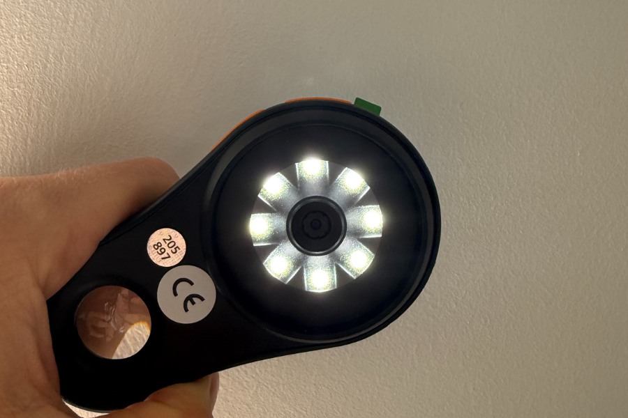 Zbliżenie na tylną część lupy cyfrowej Inskam 370. W centralnej części widoczne diody LED i obiektyw.