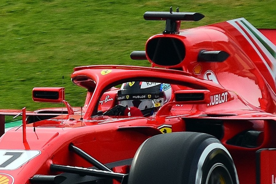 Zbliżenie na system Halo w bolidzie Ferrari Kimiego Raikkonena z 2018 r.