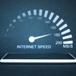 Na grafice przedstawiony został test prędkości internetu, na smartfonie – wskaźnik szybkości połączenia