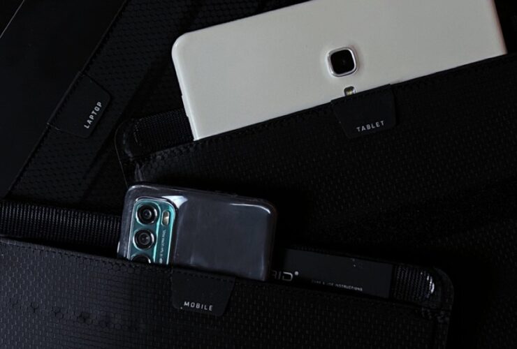 Na zdjęciu torba Faradaya – jak działa, co chroni i dla kogo?