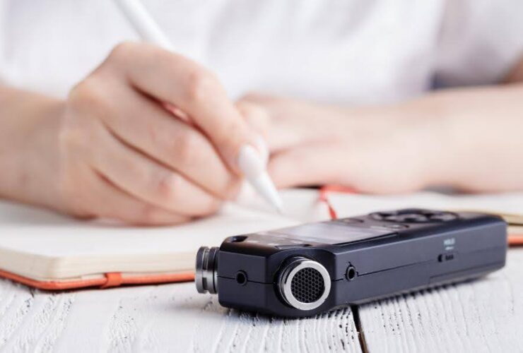 Na grafice zostały przedstawione notatki dziennikarskie oraz dyktafon dla profesjonalistów