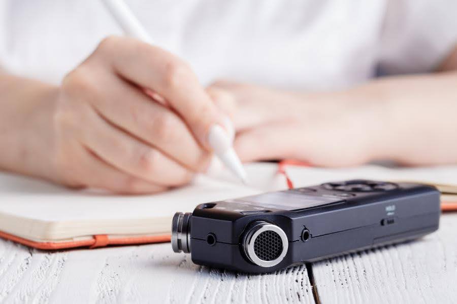 Na grafice zostały przedstawione notatki dziennikarskie oraz dyktafon dla profesjonalistów