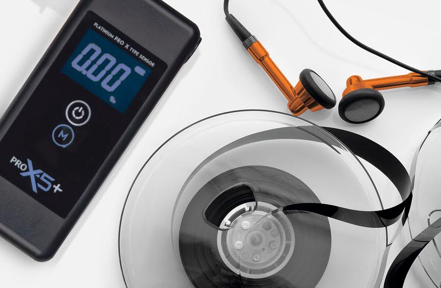 Na grafice zostały przedstawione gadżety szpiegowskie.