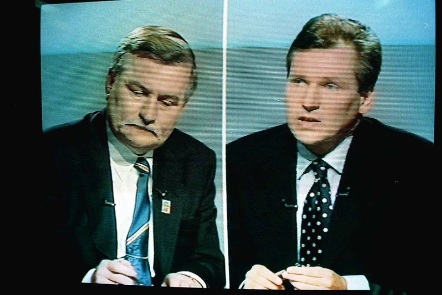 Ujęcie telewizyjne z debaty Wałęsa-Kwaśniewski. Na przedzielonym ekranie widoczni obaj kandydaci.