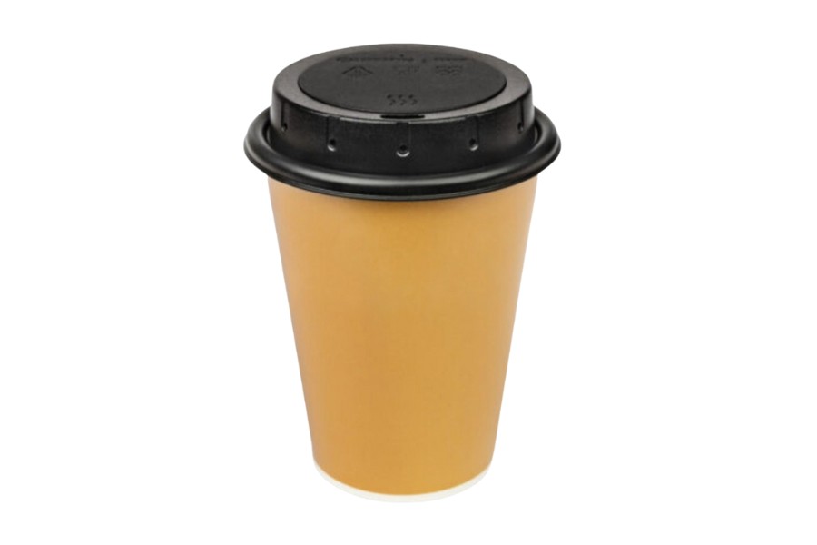 Żółty papierowy kubek na kawę z plastikową pokrywką, w której umieszczono mini kamerę szpiegowską.