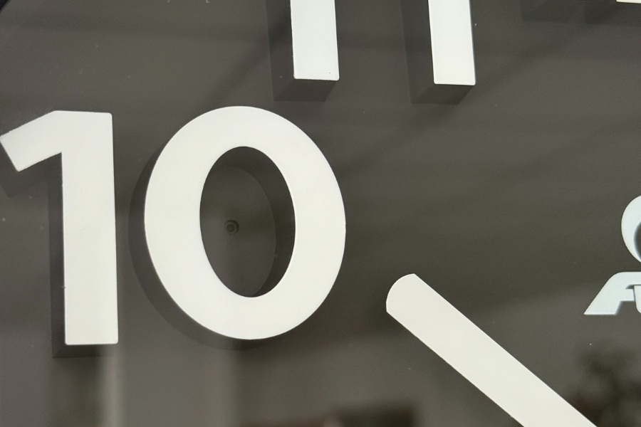 Zbliżenie na liczbę "10" na tarczy zegara z ukrytą kamerą DVR-259. W niej ukryty jest miniaturowy obiektyw.