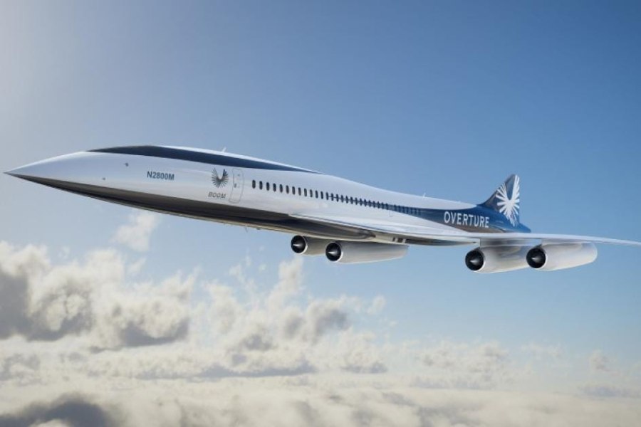 Wizualizacja samolotu naddźwiękowego Boom Supersonic Overture. Maszyna unosi się w powietrzu, w tle chmury i błękitne niebo.