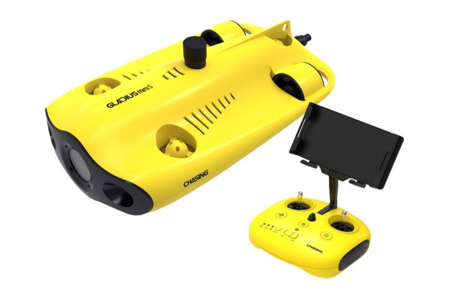 Na zdjęciu przedstawiony został żółty dron podwodny marki Chasing z kontrolerem i ekranem, z zestawem do sterowania i podglądu pod wodą