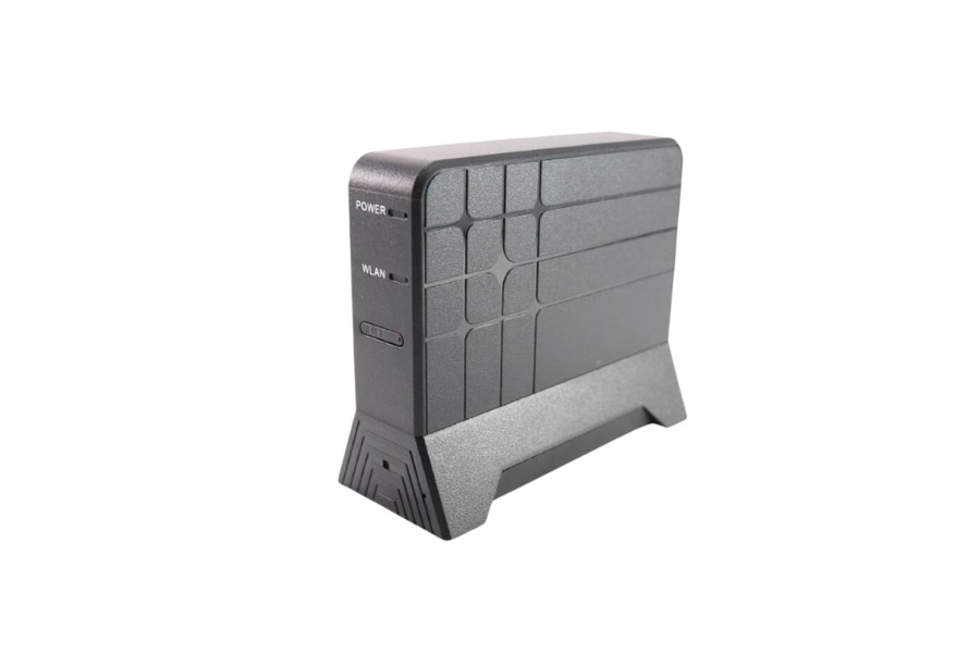 Szary router z wbudowaną mini kamerą szpiegowską na białym tle.