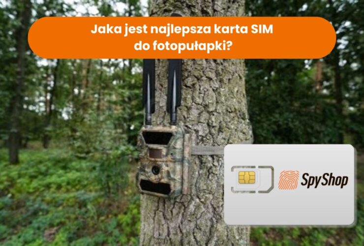 Fotopułapka wisi na drzewie w środku lasu, a jej kamuflaż powoduje, że wtapia się w rośliny. Obok ilustracja karty SIM z logiem Spy Shop.