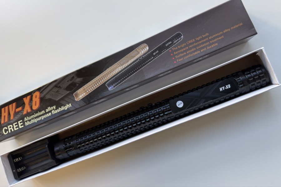 Paralizator Paralyseur X8 w oryginalnym opakowaniu na białym stole.