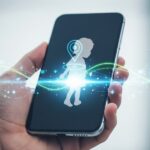 Smartfon z ikoną dziecka i lokalizacją GPS symbolizujący monitoring za pomocą aplikacji mobilnej.