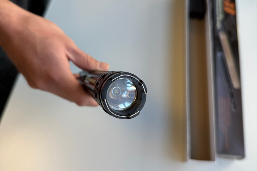 Górna część paralizatora Paralyseur X8, widoczna latarka i część wyzwalająca prąd.