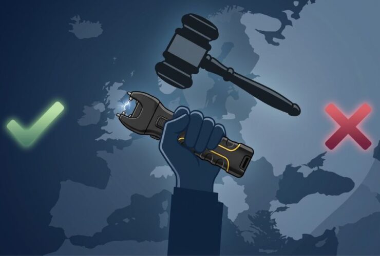 Paralizator trzymany w dłoni. W tle widoczna jest mapa Europy, młotek sędziowski oraz symbole: fajki i krzyżyka.