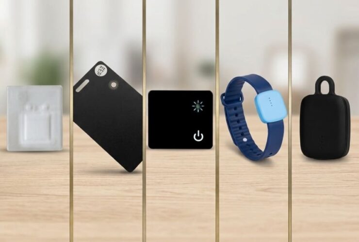 Grafika przedstawia 5 lokalizatorów Bluetooth. Widoczne są modele w postaci karty, naklejki, zawieszki i opaski na rękę.