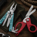 Multitool Leatherman Signal i nożyce Raptor Response ułożone na wyposażeniu survivalowym.