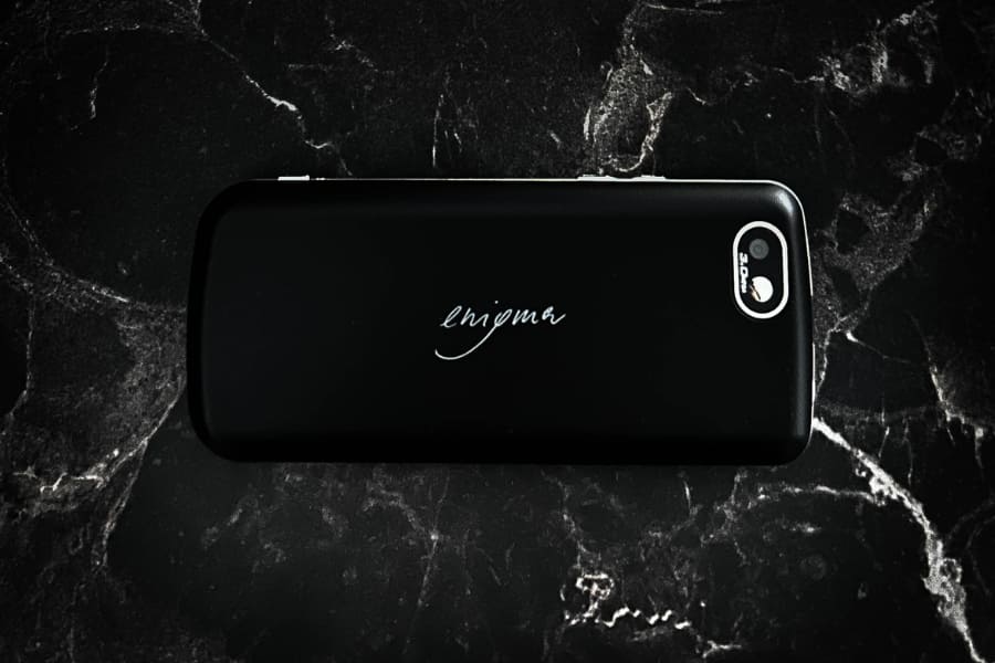 Tył telefonu Tripleton Enigma E2 na czarnym marmurowym tle.