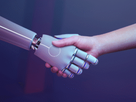 Ludzka dłoń ściska dłoń humanoidalnego robota na ciemnym, fioletowo-niebieskim tle.