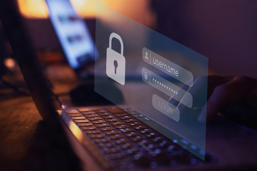 Laptop z ekranem logowania i ikoną kłódki.